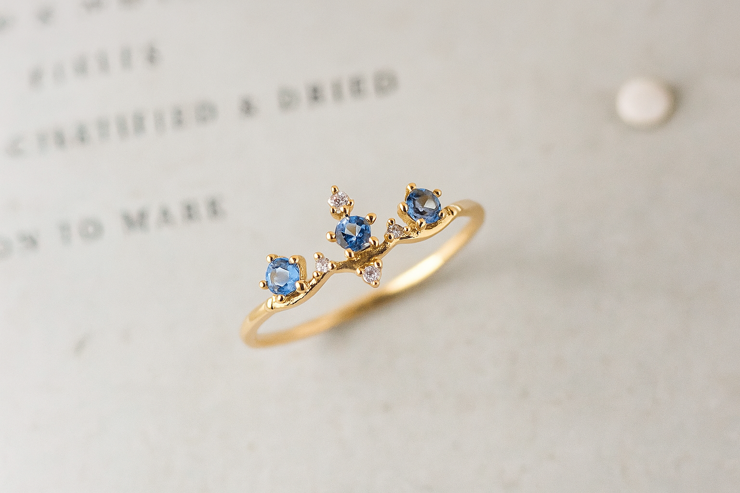 Anillo de Corona en Plata de Ley 925 con Baño de Oro de 14 Quilates y Piedra Azul