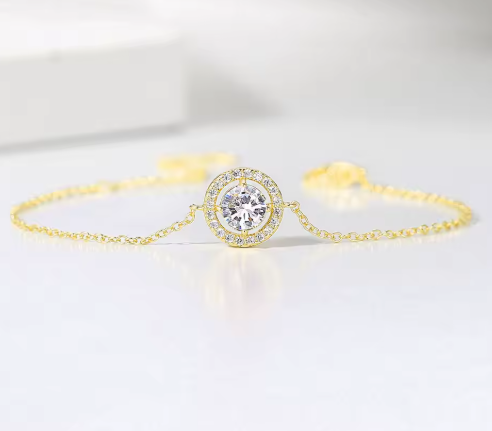 Pulsera bañada en oro con diamantes incrustados y piedra lunar.