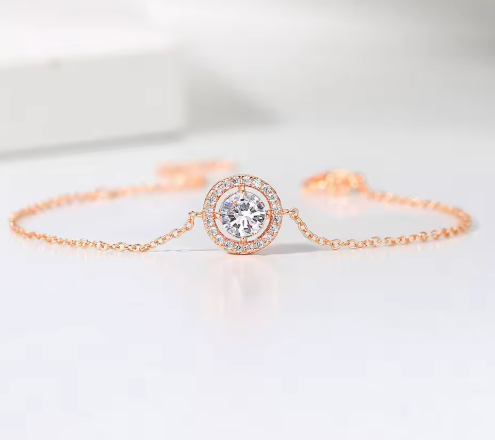 Pulsera bañada en oro con diamantes incrustados y piedra lunar.