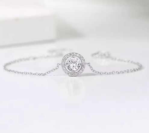 Pulsera bañada en oro con diamantes incrustados y piedra lunar.