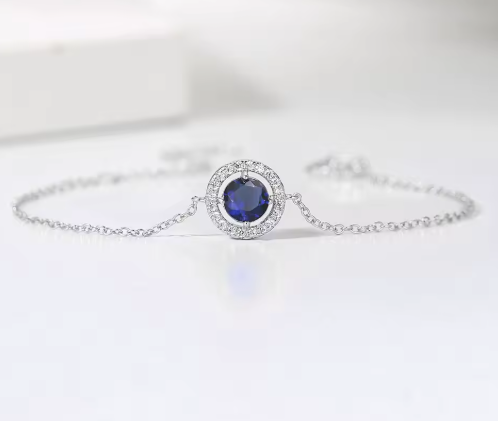 Pulsera bañada en oro con diamantes incrustados y piedra lunar.