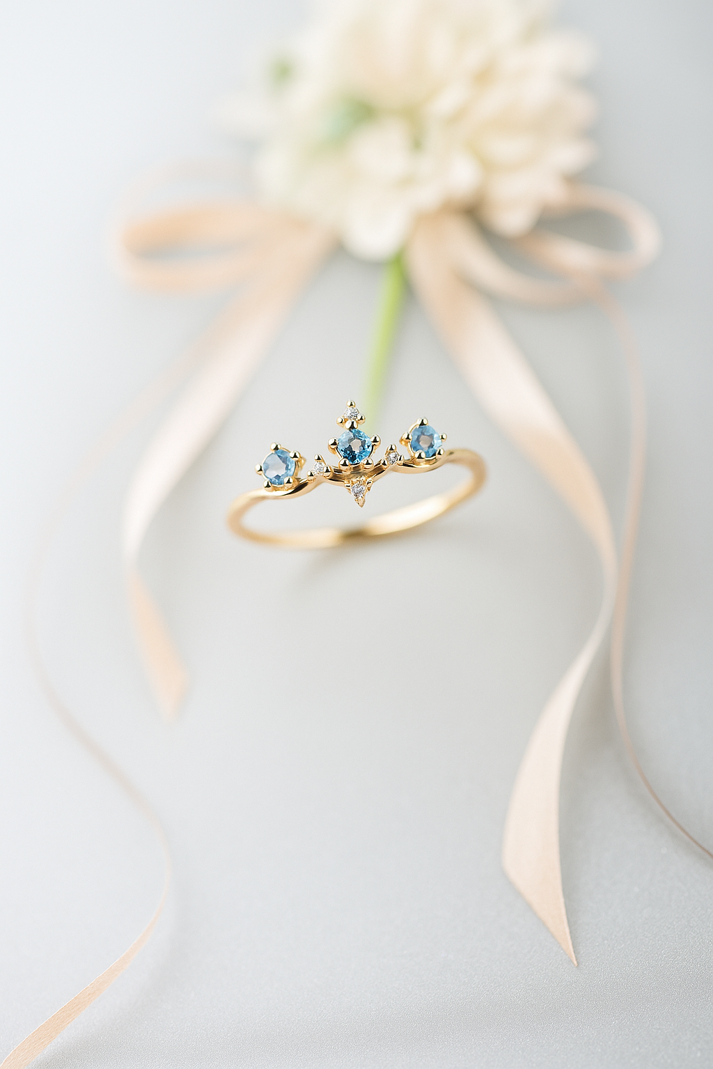 Anillo de Corona en Plata de Ley 925 con Baño de Oro de 14 Quilates y Piedra Azul