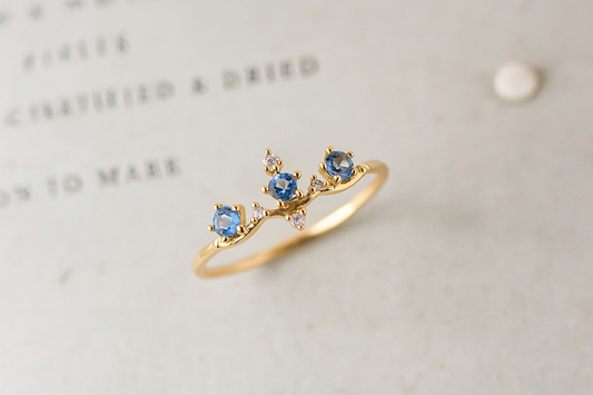 Anillo de Corona en Plata de Ley 925 con Baño de Oro de 14 Quilates y Piedra Azul