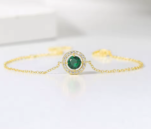 Pulsera bañada en oro con diamantes incrustados y piedra lunar.