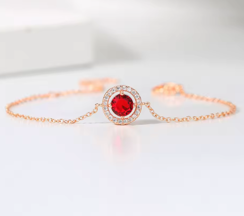 Pulsera bañada en oro con diamantes incrustados y piedra lunar.